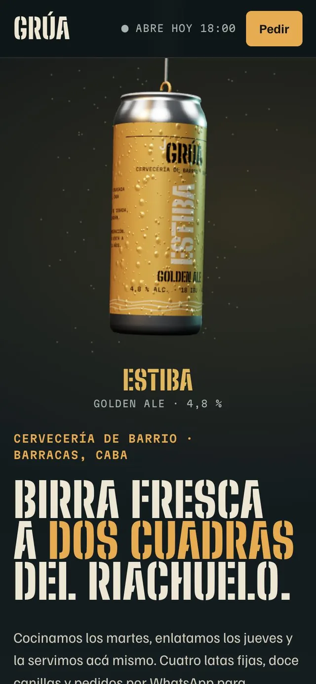 La web de Cervecería Grúa en un celular, con la lata colgando de la grúa